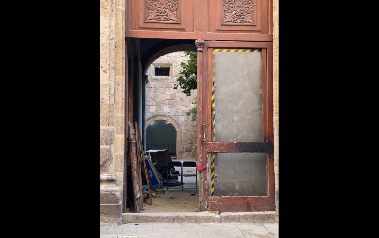 En el Palacio de Gobierno y sus inmediaciones se observan pintas, mobiliario destruido y algunos restos de las patrullas quemadas. EL INFORMADOR / J. Baumgarten