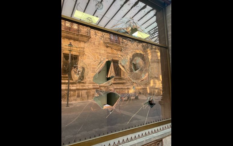 En el Palacio de Gobierno y sus inmediaciones se observan pintas, mobiliario destruido y algunos restos de las patrullas quemadas. EL INFORMADOR / J. Baumgarten