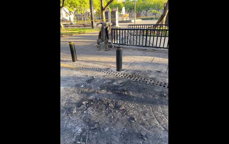 En el Palacio de Gobierno y sus inmediaciones se observan pintas, mobiliario destruido y algunos restos de las patrullas quemadas. EL INFORMADOR / J. Baumgarten