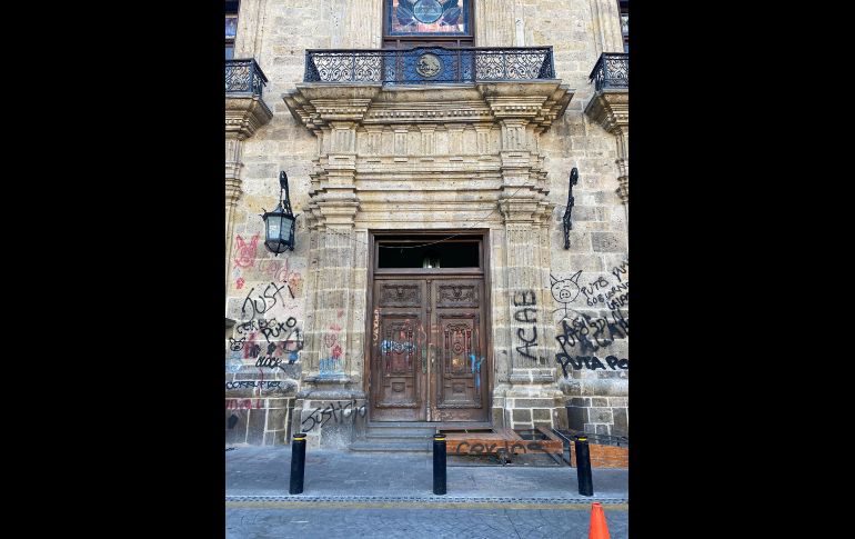 En el Palacio de Gobierno y sus inmediaciones se observan pintas, mobiliario destruido y algunos restos de las patrullas quemadas. EL INFORMADOR / J. Baumgarten