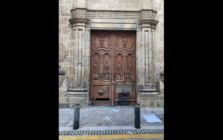 En el Palacio de Gobierno y sus inmediaciones se observan pintas, mobiliario destruido y algunos restos de las patrullas quemadas. EL INFORMADOR / J. Baumgarten