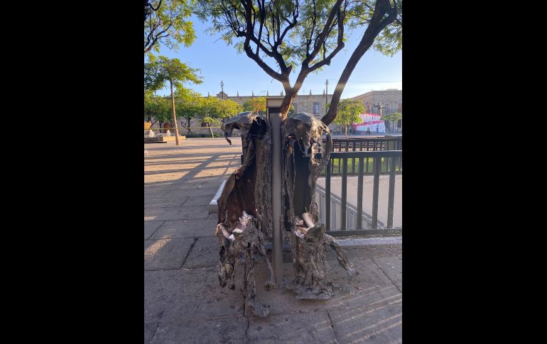 En el Palacio de Gobierno y sus inmediaciones se observan pintas, mobiliario destruido y algunos restos de las patrullas quemadas. EL INFORMADOR / J. Baumgarten