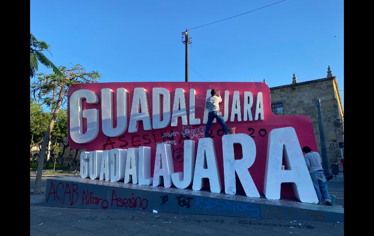 En el Palacio de Gobierno y sus inmediaciones se observan pintas, mobiliario destruido y algunos restos de las patrullas quemadas. EL INFORMADOR / J. Baumgarten