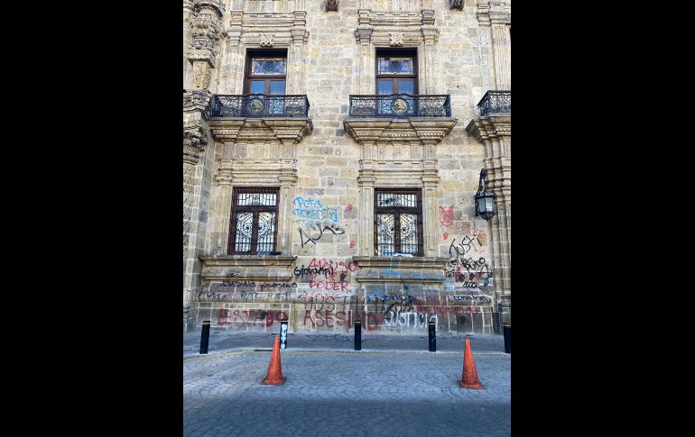 En el Palacio de Gobierno y sus inmediaciones se observan pintas, mobiliario destruido y algunos restos de las patrullas quemadas. EL INFORMADOR / J. Baumgarten