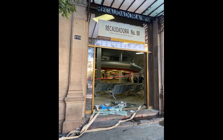 En el Palacio de Gobierno y sus inmediaciones se observan pintas, mobiliario destruido y algunos restos de las patrullas quemadas. EL INFORMADOR / J. Baumgarten