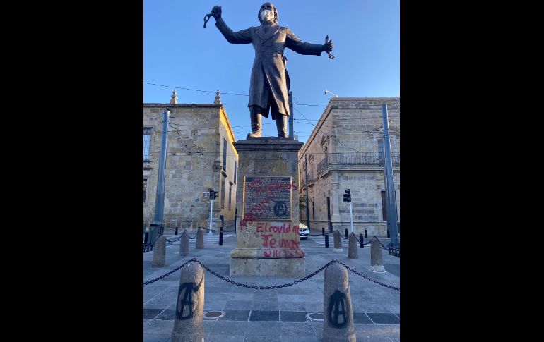 En el Palacio de Gobierno y sus inmediaciones se observan pintas, mobiliario destruido y algunos restos de las patrullas quemadas. EL INFORMADOR / J. Baumgarten