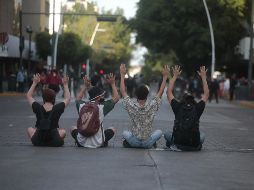 Muchos comerciantes desde que vieron que la marcha se complicó decidieron cerrar las cortinas. EL INFORMADOR / F. Atilano