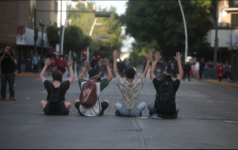 Muchos comerciantes desde que vieron que la marcha se complicó decidieron cerrar las cortinas. EL INFORMADOR / F. Atilano