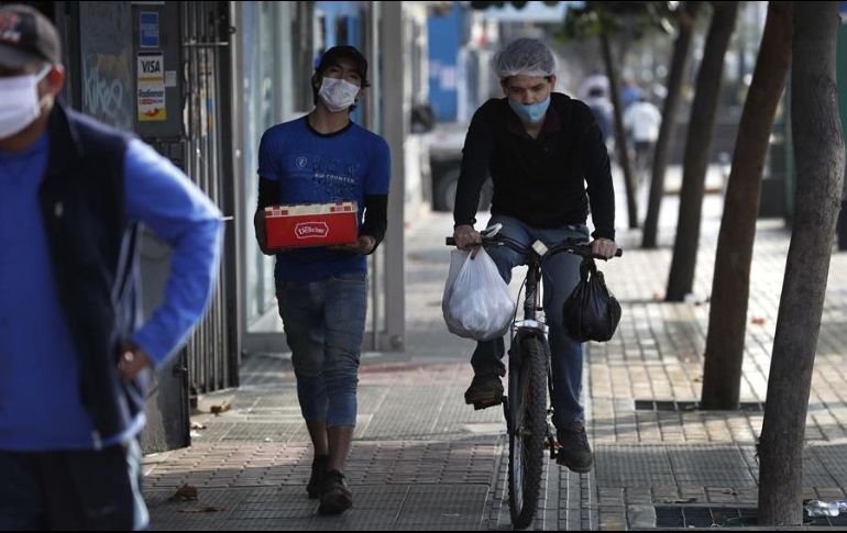 Sobre las mascarillas de tela, la OMS advirtió que éstas deben contar con, al menos, tres capas de material diferente. EFE/P. Aguilar