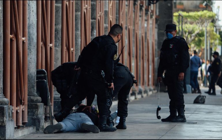 La Cepad documenta el uso excesivo de la fuerza por parte de elementos de seguridad, que utilizaron gas lacrimógeno, palos y piedras para enfrentar a los participantes de la manifestación. EL INFORMADOR/G. Gallo