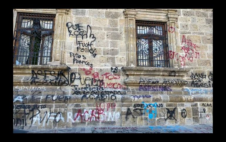 En el Palacio de Gobierno y sus inmediaciones se observan pintas, mobiliario destruido y algunos restos de las patrullas quemadas. EL INFORMADOR / J. Baumgarten