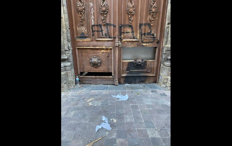 En el Palacio de Gobierno y sus inmediaciones se observan pintas, mobiliario destruido y algunos restos de las patrullas quemadas. EL INFORMADOR / J. Baumgarten