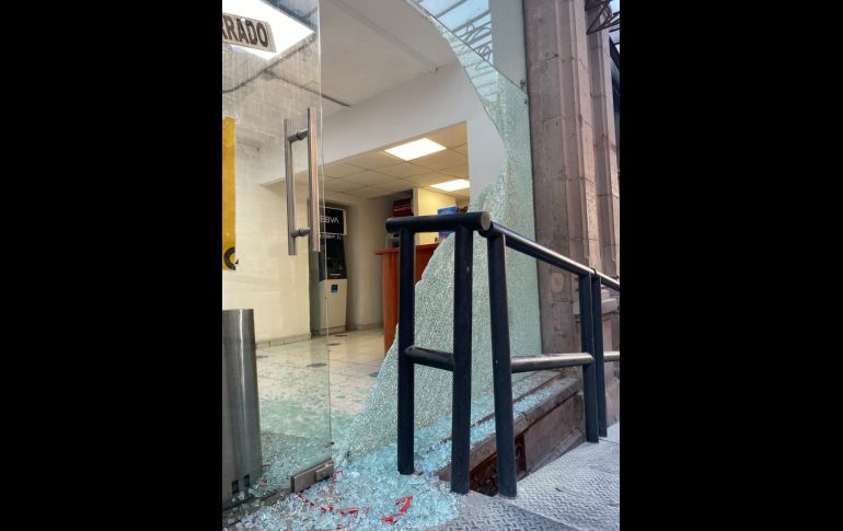 En el Palacio de Gobierno y sus inmediaciones se observan pintas, mobiliario destruido y algunos restos de las patrullas quemadas. EL INFORMADOR / J. Baumgarten