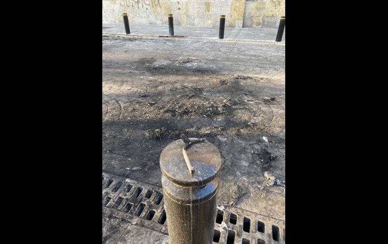 En el Palacio de Gobierno y sus inmediaciones se observan pintas, mobiliario destruido y algunos restos de las patrullas quemadas. EL INFORMADOR / J. Baumgarten