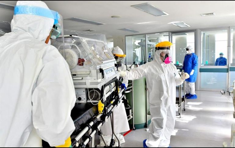 Integrantes del personal de salud trasladan una incubadora con un recién nacido con sospecha de COVID-19 en el hospital materno perinatal Mónica Pretelini, en Toluca. EFE/J. Núñez