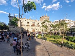 Un pequeño contingente hizo presencia frente al Palacio de Gobierno en la segunda convocatoria para exigir justicia por la muerte de Giovanni López. EL INFORMADOR