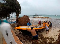 Las bandas nubosas del fenómeno continuarán generando lluvias fuertes a intensas en la Península de Yucatán. EFE / A. Cupul