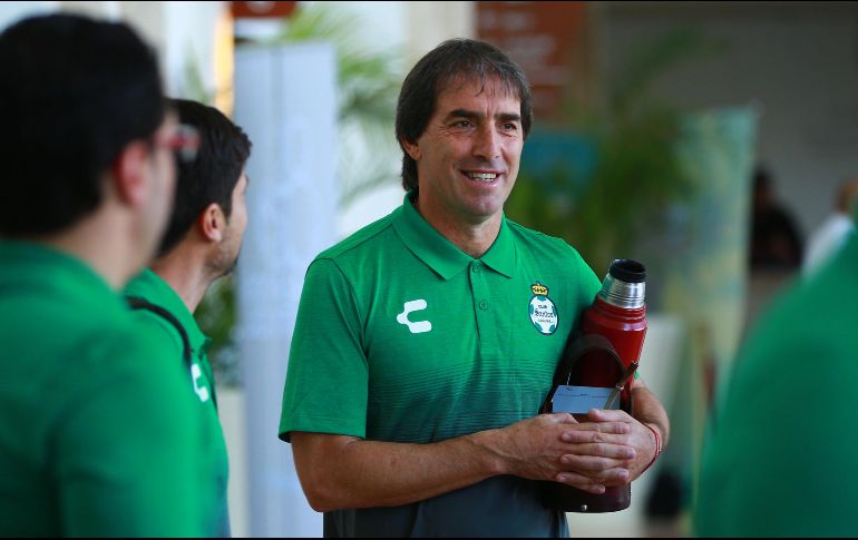 Después de que 15 elementos de Santos Laguna dieran positivo a coronavirus, el técnico del cuadro lagunero, Guillermo Almada confesó que fue uno de los contagiados por COVID-19. Imago7 / ARCHIVO