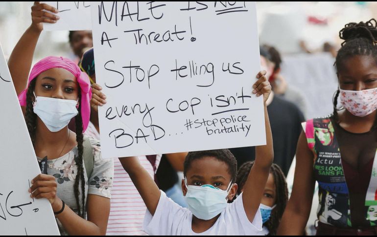 MARCHA. Un pequeño pide detener el abuso policial contra los hombres afroamericanos. AFP