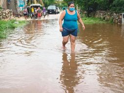 RIESGO. La población padeció las torrenciales lluvias. ESPECIAL