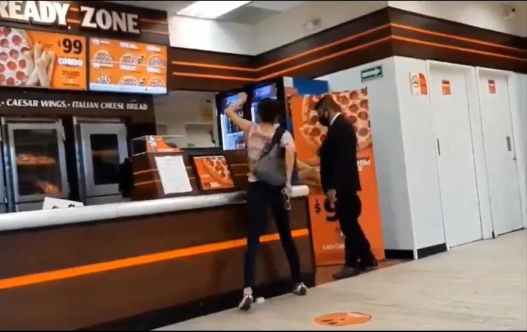 ”Lady Pizza” aventó objetos del mostrador, golpeó a un guardia de seguridad y amenazó al personal del establecimiento. TWITTER