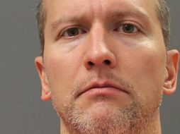 Dereck C, el ex policía de 44 años que fue despedido de la policía de Minneapolis, no retiró su rodilla del cuello de Floyd hasta después de que el detenido perdió el conocimiento. AFP / ARCHIVO