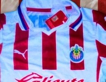 Llegó el momento en el que los equipos renuevan sus uniformes y la que ya comienza a filtrarse en redes sociales, es la que sería la nueva equipación del Guadalajara a partir del próximo torneo. TWITTER / @EleteTSC