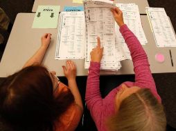 Los investigadores piden que los electores recurran al voto por correo, que suele ser mucho más seguro. AFP/ARCHIVO