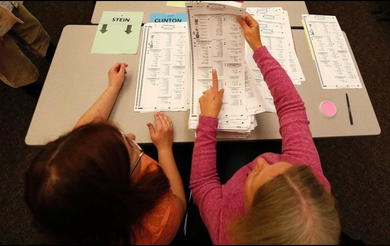 Los investigadores piden que los electores recurran al voto por correo, que suele ser mucho más seguro. AFP/ARCHIVO