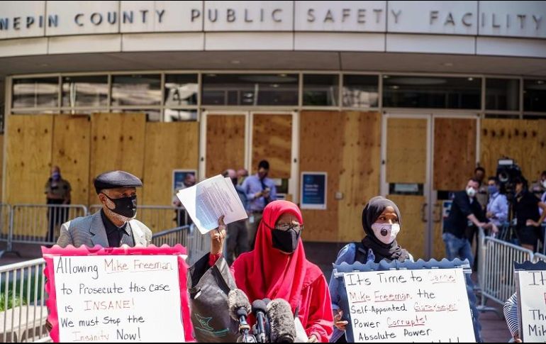 Manifestantes se reúnen fuera del edificio de la Instalación de Seguridad Pública en Minneapolis, Minnesota, antes de la comparecencia de Derek Chauvin. AFP/K. Yucel