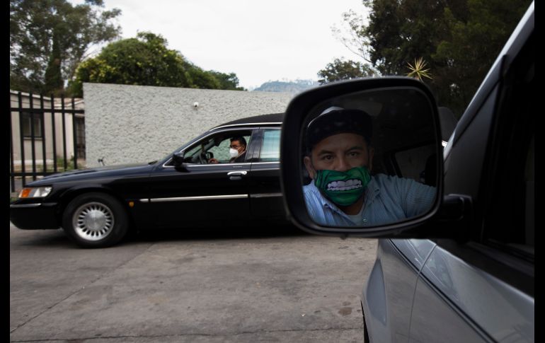 Conductores de servicios funerarios llegan al panteón San Nicolás Tolentino, en Iztapalapa, Ciudad de México. AP/M. Ugarte