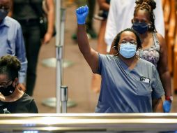 Los organizadores del funeral sólo permitieron el acceso a 15 personas al mismo tiempo por motivos de seguridad, pero eso no impidió que hubiera una gran asistencia. AFP/G. Vázquez