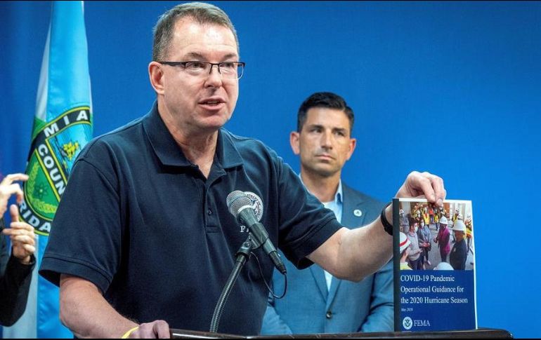 Pete Gaynor, administrador de la Agencia para la Gestión de Emergencias de los Estados Unidos, habla durante una conferencia de prensa este lunes. EFE/C. Herrera