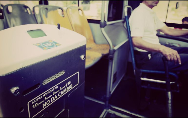 La máquina de prepago no funcionaba, por lo que la usuaria tenía que pagar con monedas el monto exacto, al no encontrar 