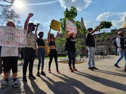 Los protestantes leyeron los nombres de los jóvenes que hasta hoy continúan detenidos desde su aprehensión la noche del sábado. EL INFORMADOR / A. Camacho
