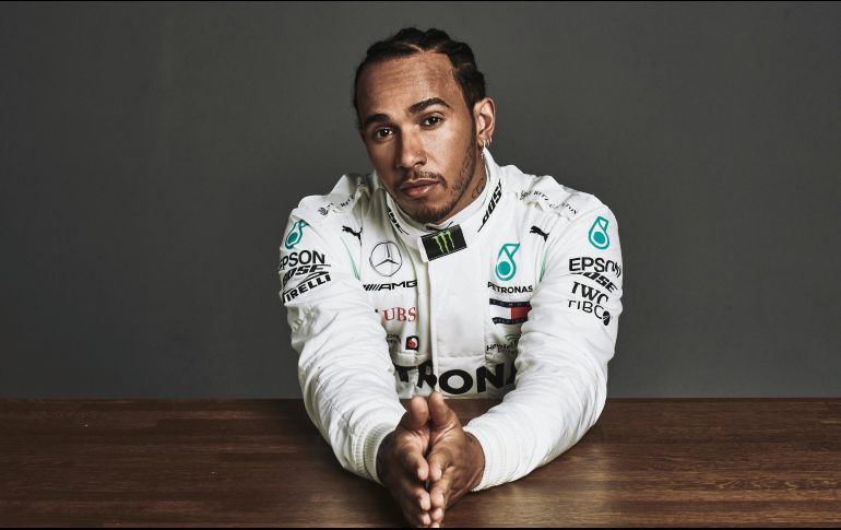 MOLESTO. El piloto británico dice sentirse solo en su lucha contra la desigualdad racial dentro del Gran Circo. DAMLER AG