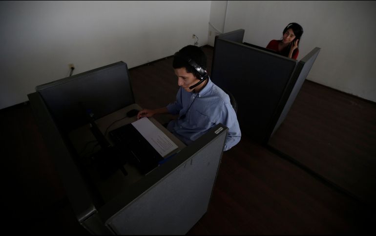 Empresas y oficinas tendrán que adaptar sus espacios con mamparas y cubículos. EL INFORMADOR/Archivo