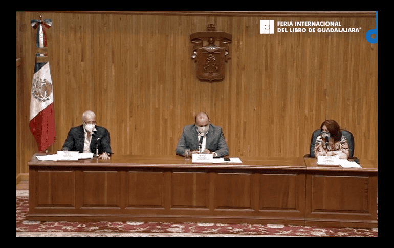 Raúl Padilla ofreció una conferencia acompañado de Marisol Schulz, directora general de la FIL, y del rector de la Universidad de Guadalajara, Ricardo Villanueva Lomelí. TWITTER / @FILGuadalajara