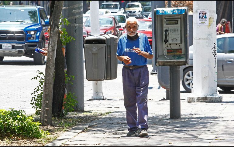 Don Ricardo suele salir a diario, aunque es parte de las personas vulnerables por ser adulto mayor. EL INFORMADOR / A. Camacho