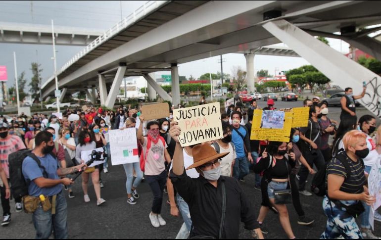 El contingente partió del CUCSH hacia Casa Jalisco. EL INFORMADOR / E. Barrera