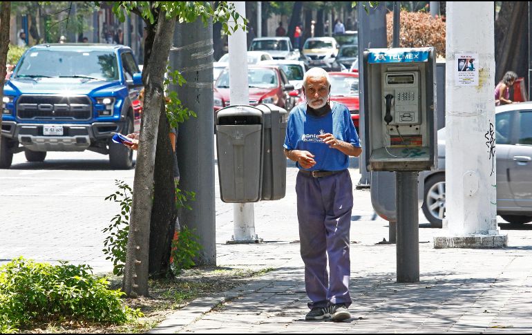 A pesar de que los adultos mayores son un grupo vulnerable ante el COVID-19, algunos miembros de este sector se niegan a mantener el aislamiento. EL INFORMADOR/A. Camacho