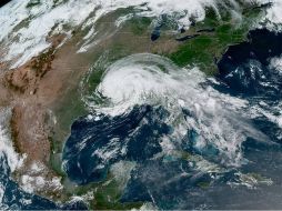 Fotografía cedida por la Administración Nacional Oceánica y Atmosférica, donde se muestra el avance de la tormenta tropical 