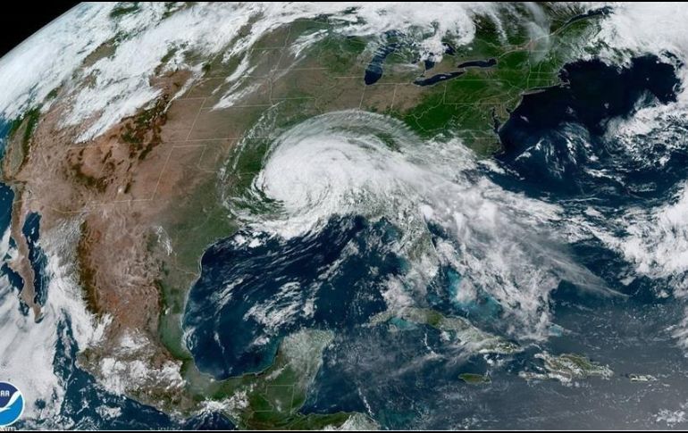 Fotografía cedida por la Administración Nacional Oceánica y Atmosférica, donde se muestra el avance de la tormenta tropical 