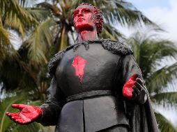 El rostro y las manos tanto de Cristóbal Colón como de Juan Ponce de León fueron pintados de rojo y también pintaron un puño alzado, el nombre de George Floyd y la hoz y el martillo. AP / L. Sladky