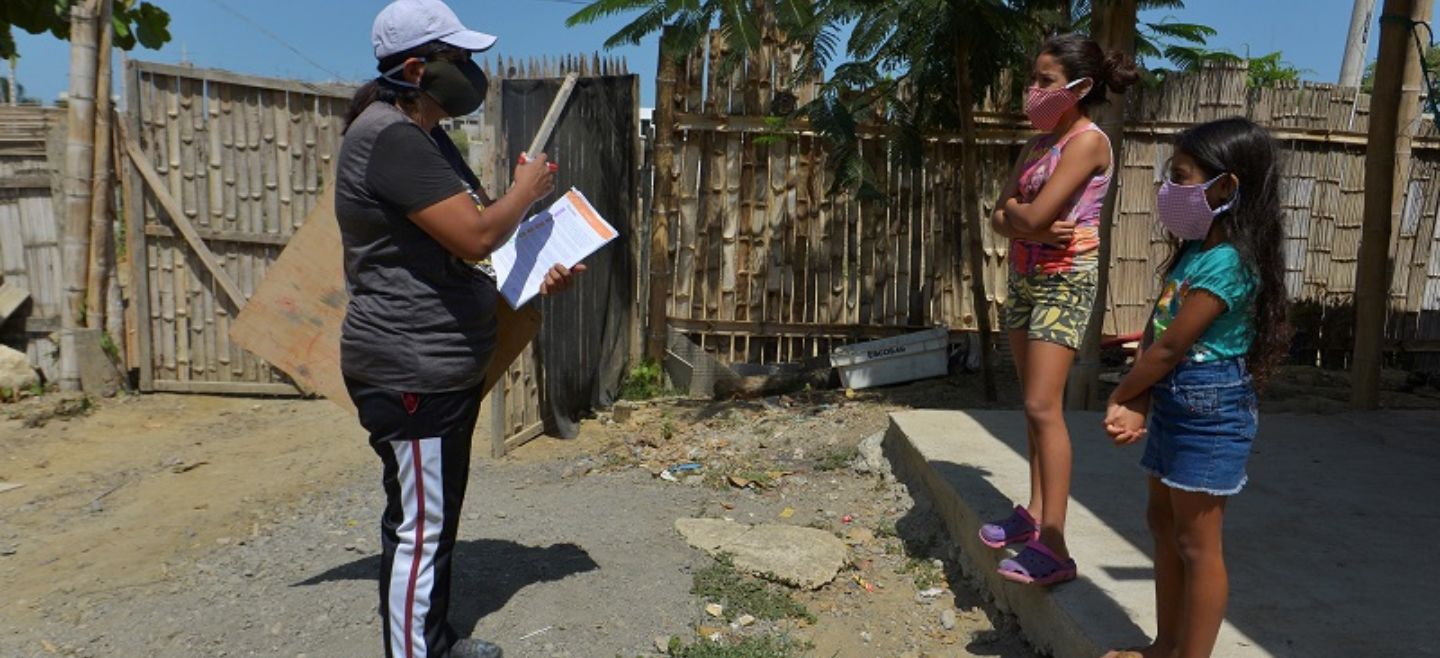 Con el alumno a dos metros de distancia, Espinoza coloca la pizarra donde puede y repite la clase que horas antes había impartido por Zoom. EFE/M. Pin