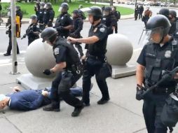 Tras el empujón, el anciano cayó de espaldas golpeándose la cabeza contra el suelo y quedó inmóvil en la acera. ESPECIAL