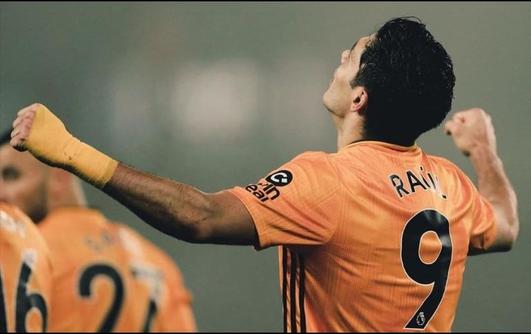 Hoy, dos años y 39 goles después, el balompié inglés celebra que el delantero mexicano haya pasado de ser un préstamo a una compra. INSTAGRAM / @raulalonsojimenez9