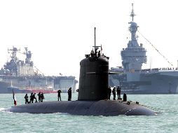 Unos 30 bomberos especializados de la Armada se sumaron a bomberos locales para extinguir el incendio. AFP/A. Abbonizio