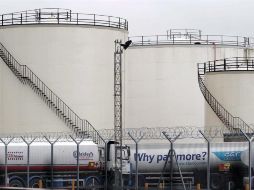 Vista general de unos tanques de gasolina en el depósito de combustible de Kingsbury, Reino Unido. EFE/L. Looi