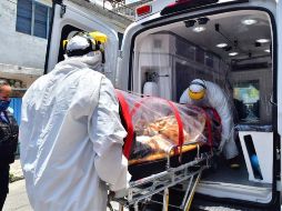 Personal de salud traslada a un enfermo de COVID-19 en el municipio de Nezacualcóyotl, Estado de México. EFE/J. Núñez